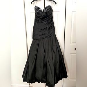 Custom made black dress from a boutique size is 4P.